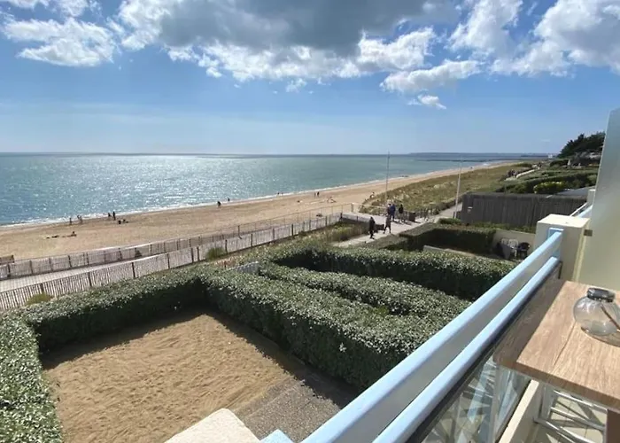 Sur La Plage De Bonne Source Les Pieds Dans L\'Eau